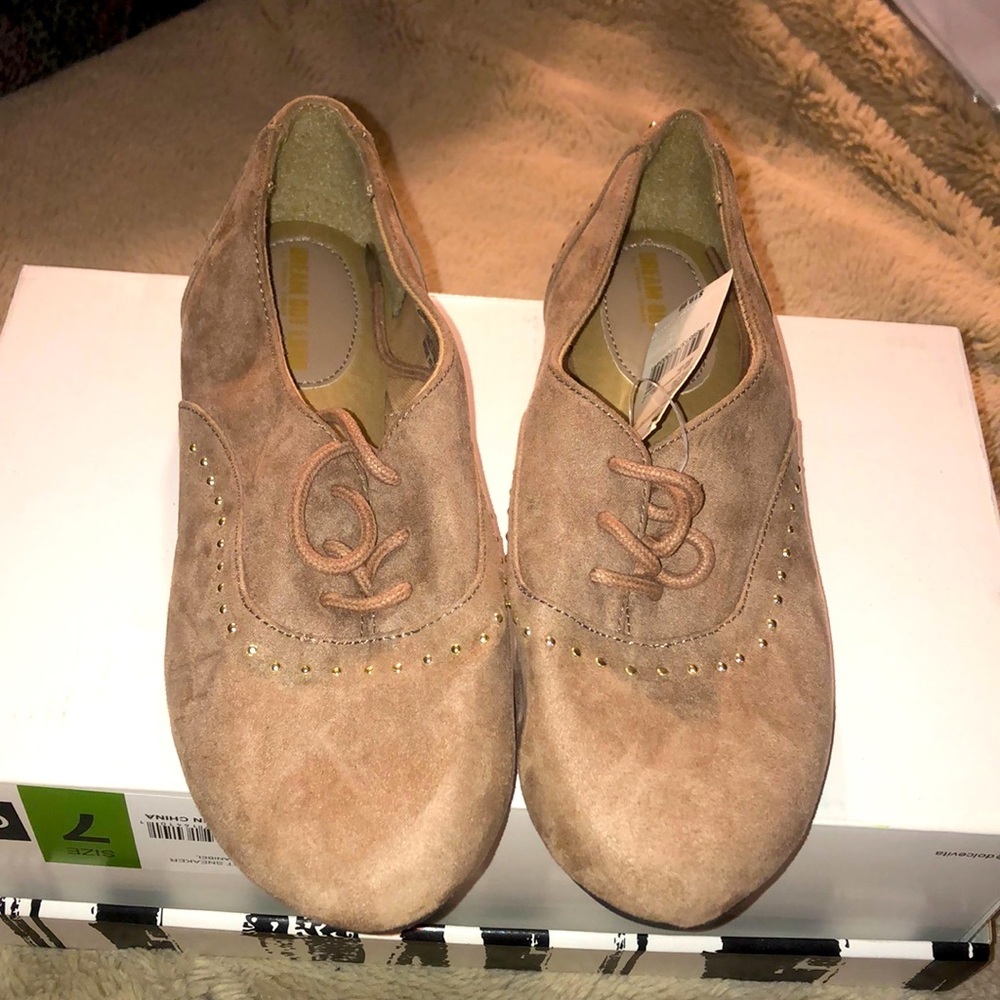 NWT Dream Out Loud Lace Up Shoe, size 6